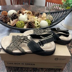 New Clark’s sport sandals sz 6.5 w $78